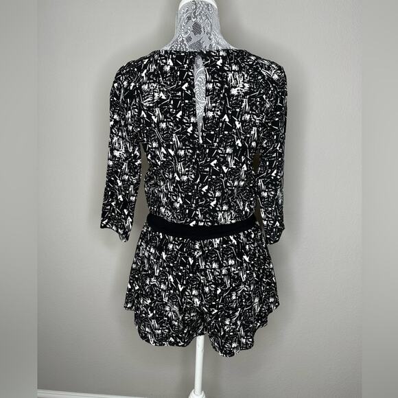 EXPRESS Womens 3/4 Sleeve Printed Lightweight Flowy V-Neck Short Romper Size XS - Picture 4 of 8